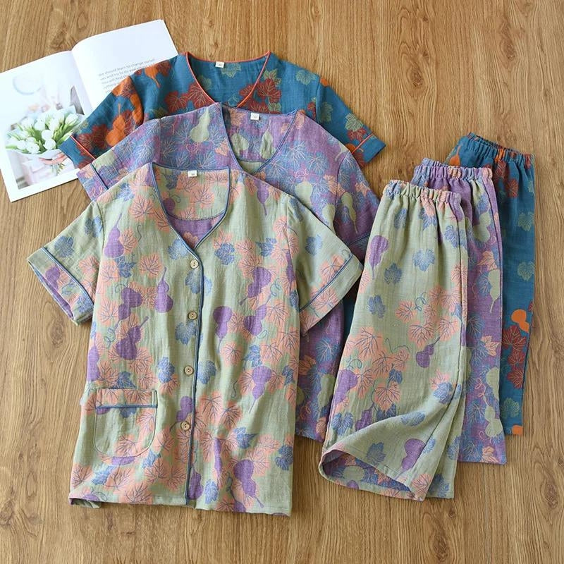 Ensemble pyjama short pour femme de couleur violette avec motifs floraux