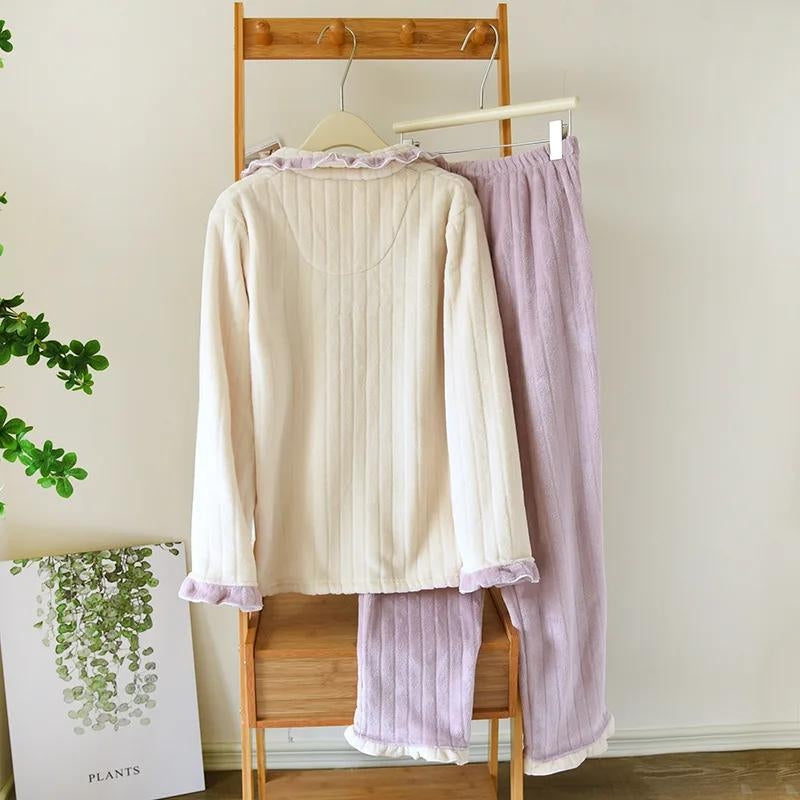 Pyjama boutonné de couleur crème et violette pour femme