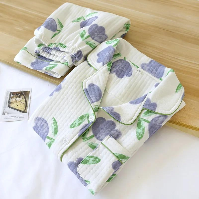 Pyjama en matière coton pour femme de couleur blanche avec motifs