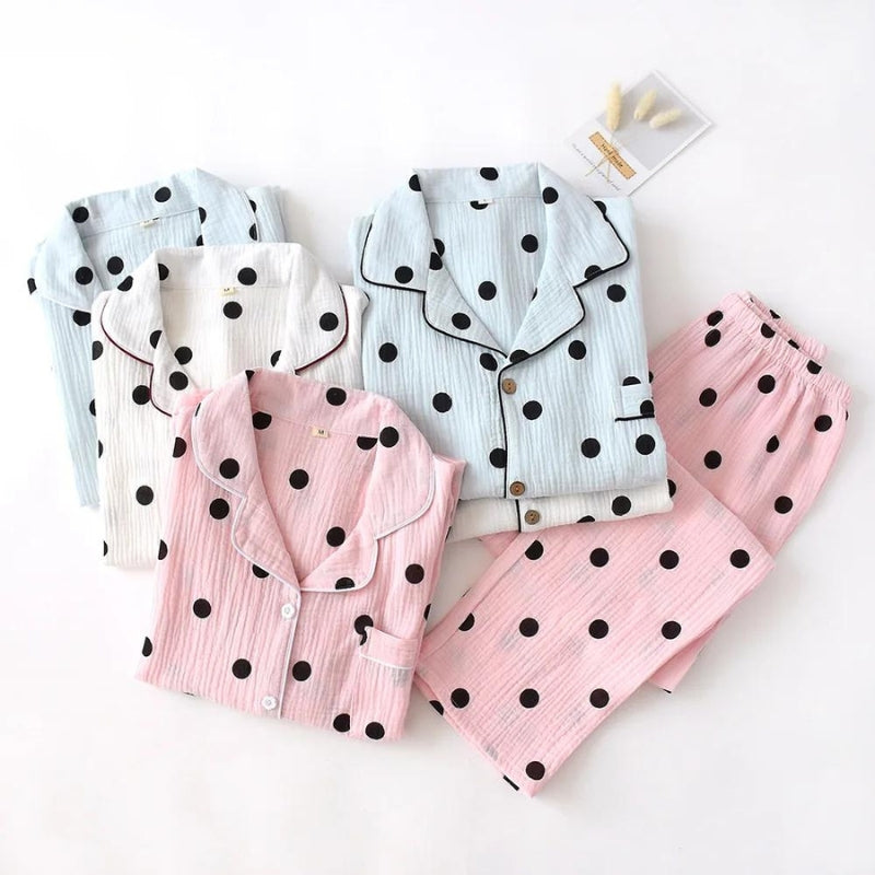 Pyjama en matière coton pour femme de couleur bleu ciel à pois noirs