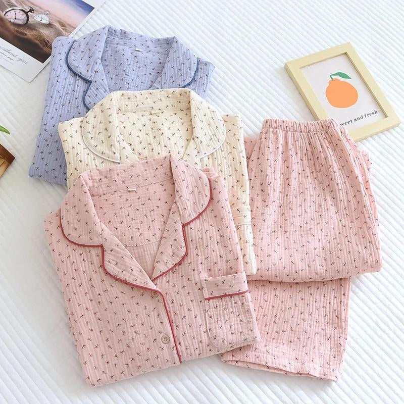 Pyjama en matière coton pour femme de couleur crème avec petits motifs