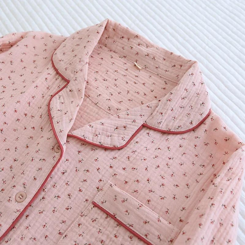 Pyjama en matière coton pour femme de couleur rose avec petits motifs