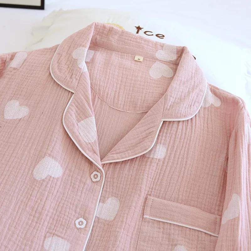 Pyjama en matière coton pour femme de couleur roses avec motifs de coeurs blancs