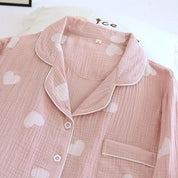 Pyjama en matière coton pour femme de couleur roses avec motifs de coeurs blancs