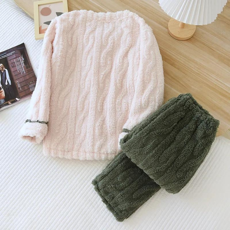 Pyjama en matière pilou de couleur crème et verte