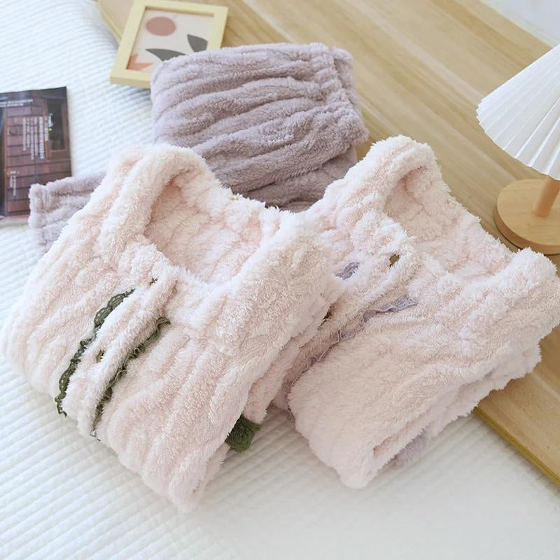 Pyjama en matière pilou de couleur crème et violette