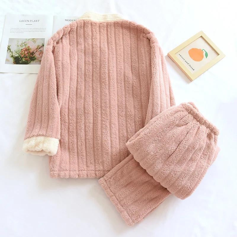 Pyjama en matière pilou de couleur rose et blanche