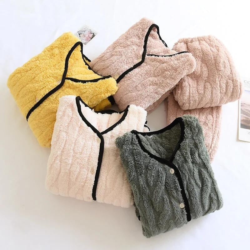 Pyjama blanc en matière polaire avec contours noirs pour femme