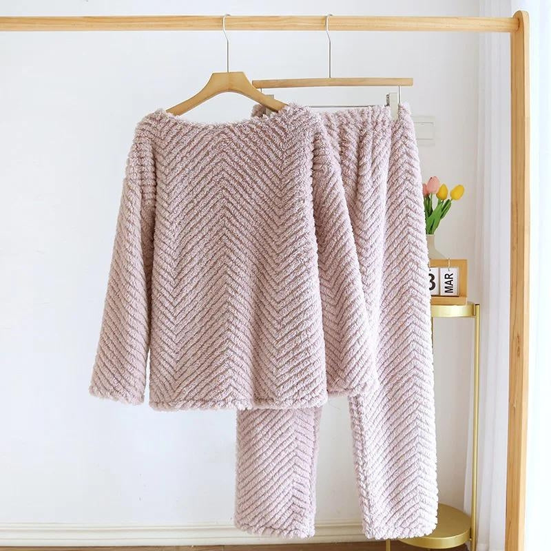 Pyjama d'hiver en pilou de couleur mauve avec col rond pour femme