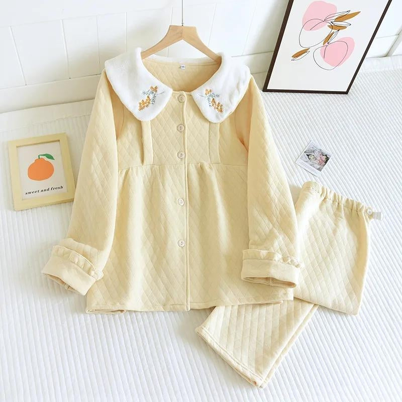 Pyjama style vintage disponible en vert et en crème