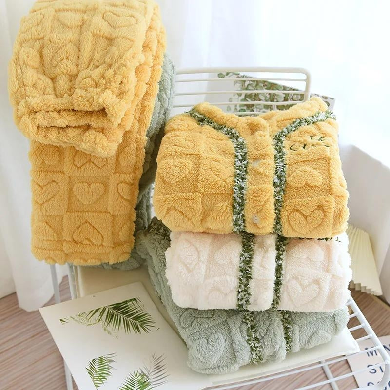 Pyjama de couleur blanche en matière peluche