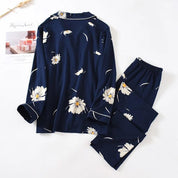 Pyjama satin de couleur bleu marine avec motifs de fleurs pour femme