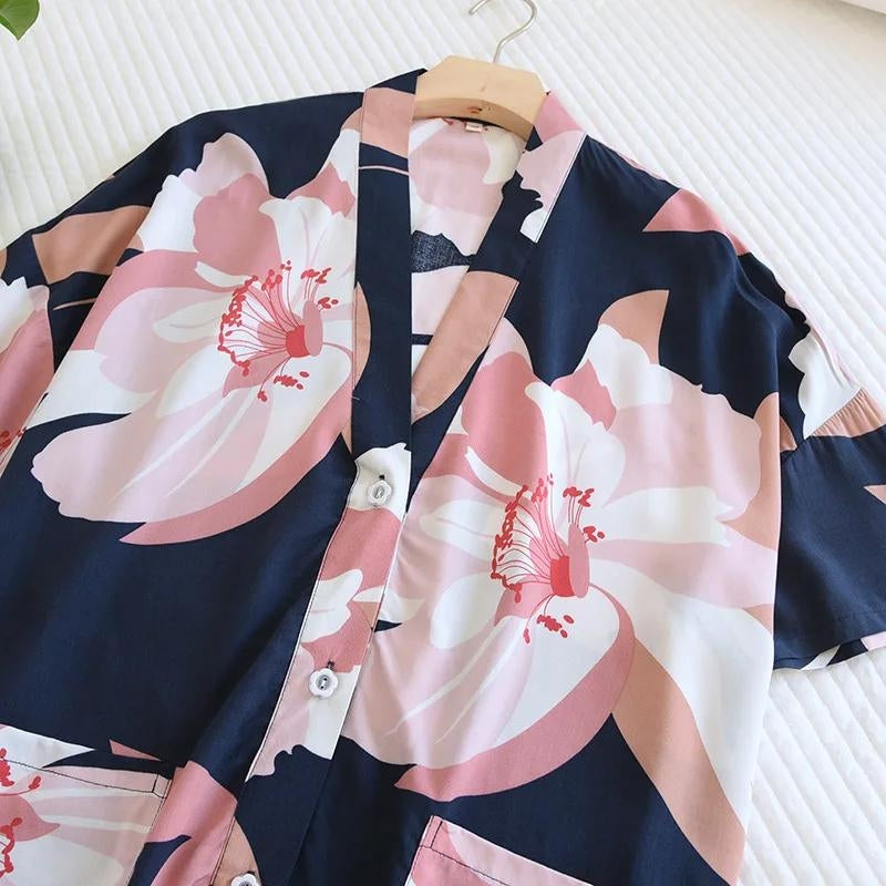 Pyjama short style satin de couleur bleu marine avec motifs fleuris roses
