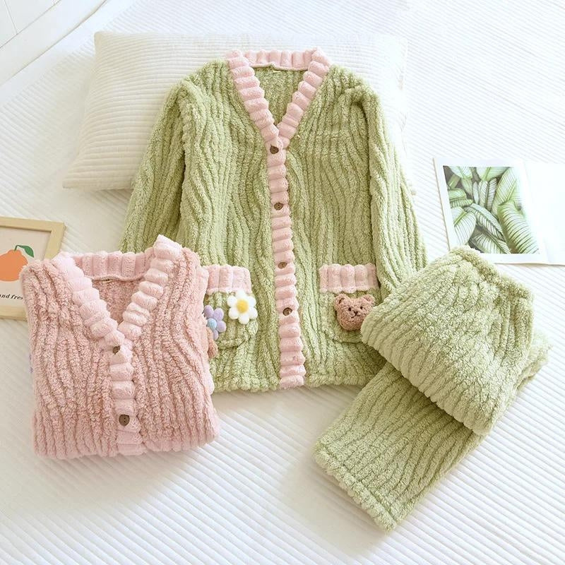 Pyjama de couleur verte avec col en V