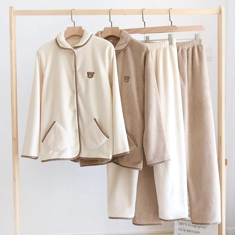 Pyjama en matière velours pour femme de couleur beige