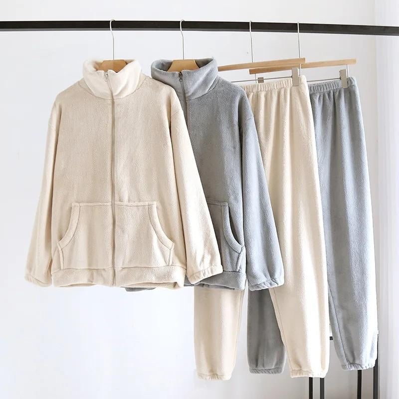 Pyjama en matière velours pour femme de couleur crème