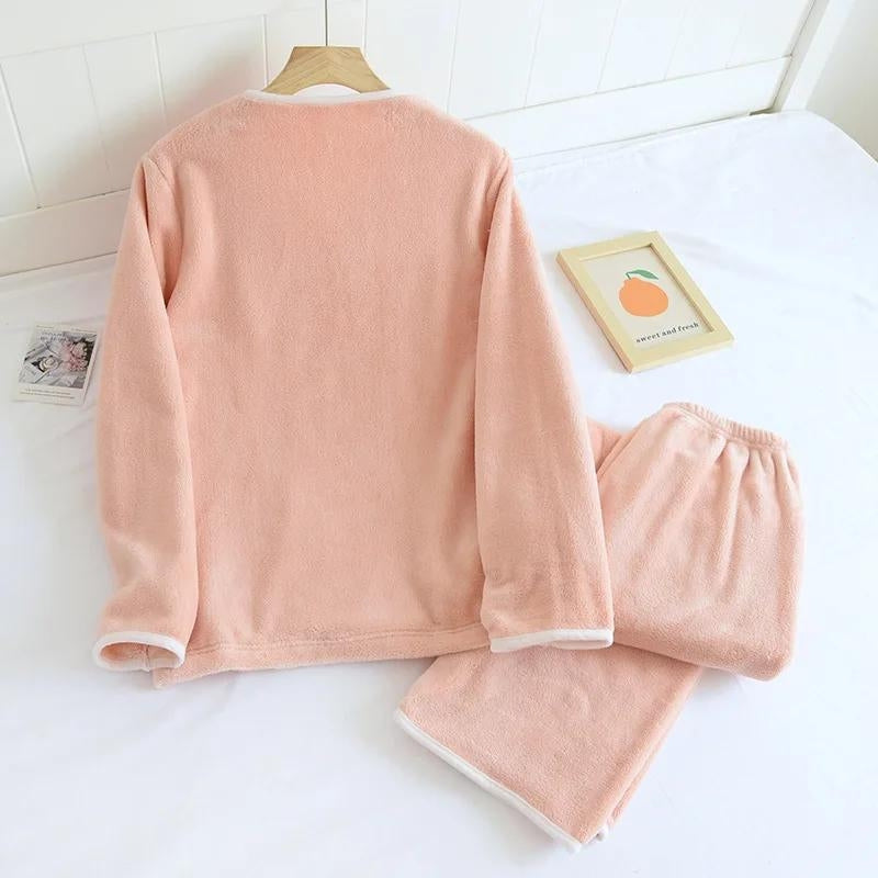 Pyjama en matière velours pour femme de couleur rose et blanche
