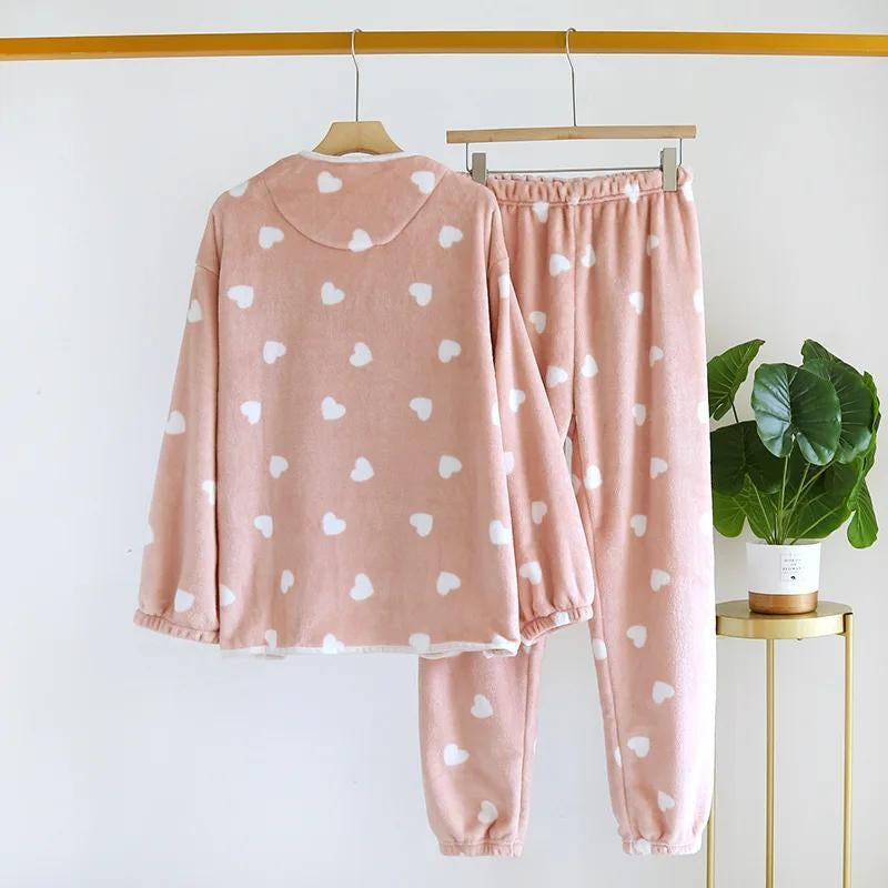 Pyjama en matière velours pour femme de couleur rose avec motifs de coeurs