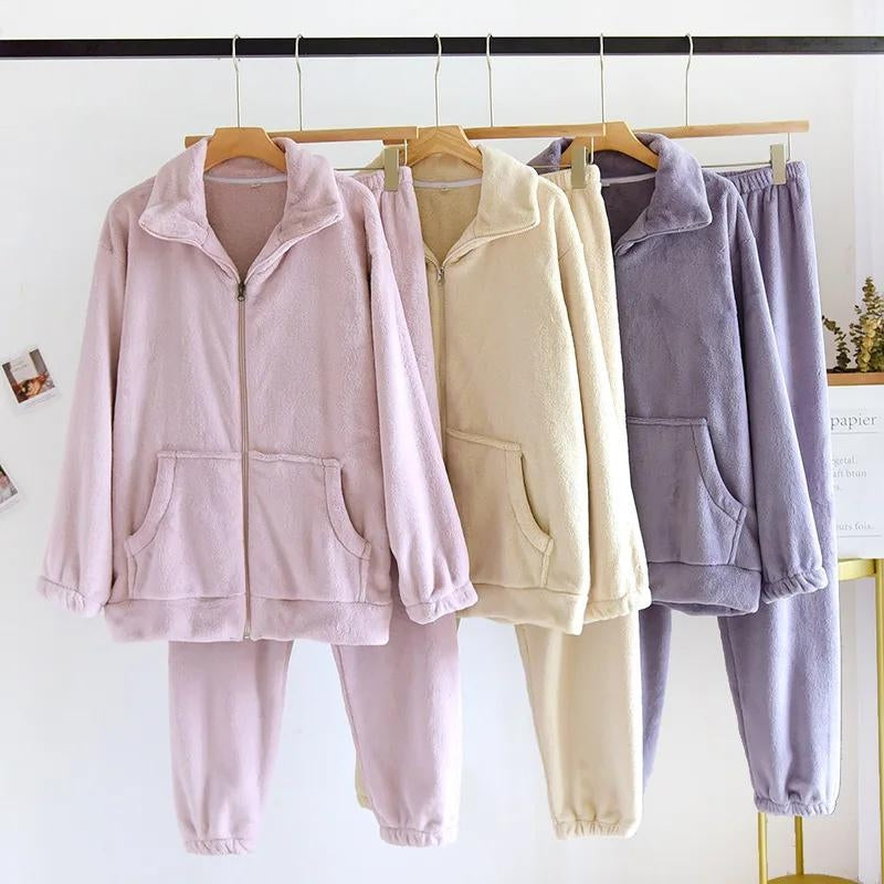 Pyjama en matière velours pour femme de couleur violette